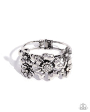 Load image into Gallery viewer, Bursting Bouquet ~ White ~ Bracelet
