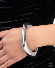 Load image into Gallery viewer, Rounded Reflection ~ Silver ~ Convention Piece 2025 ~ Paparazzi
