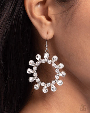 Wreathed Wish ~ White ~ Paparazzi